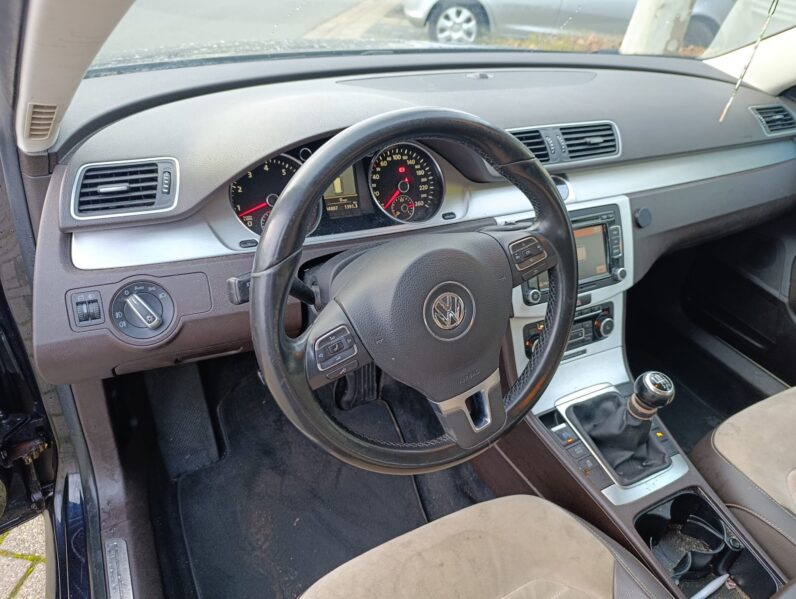 VOLKSWAGEN PASSAT 2011
